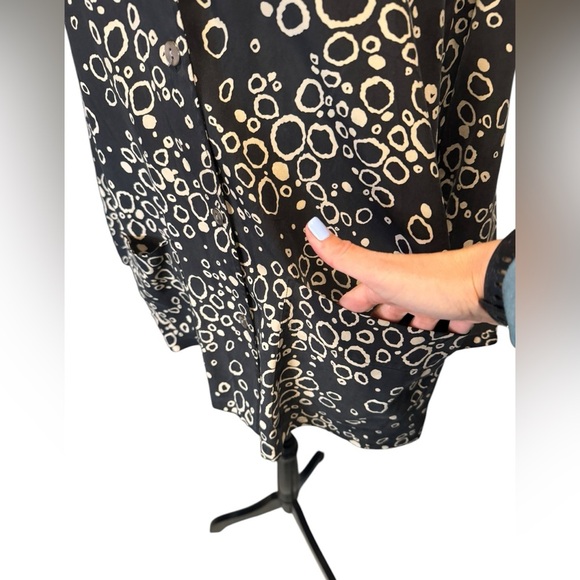 Coldwater Creek 100% Silk Button Down Blouse PM Black Beige Abstract Print D4 - Picture 2 of 7